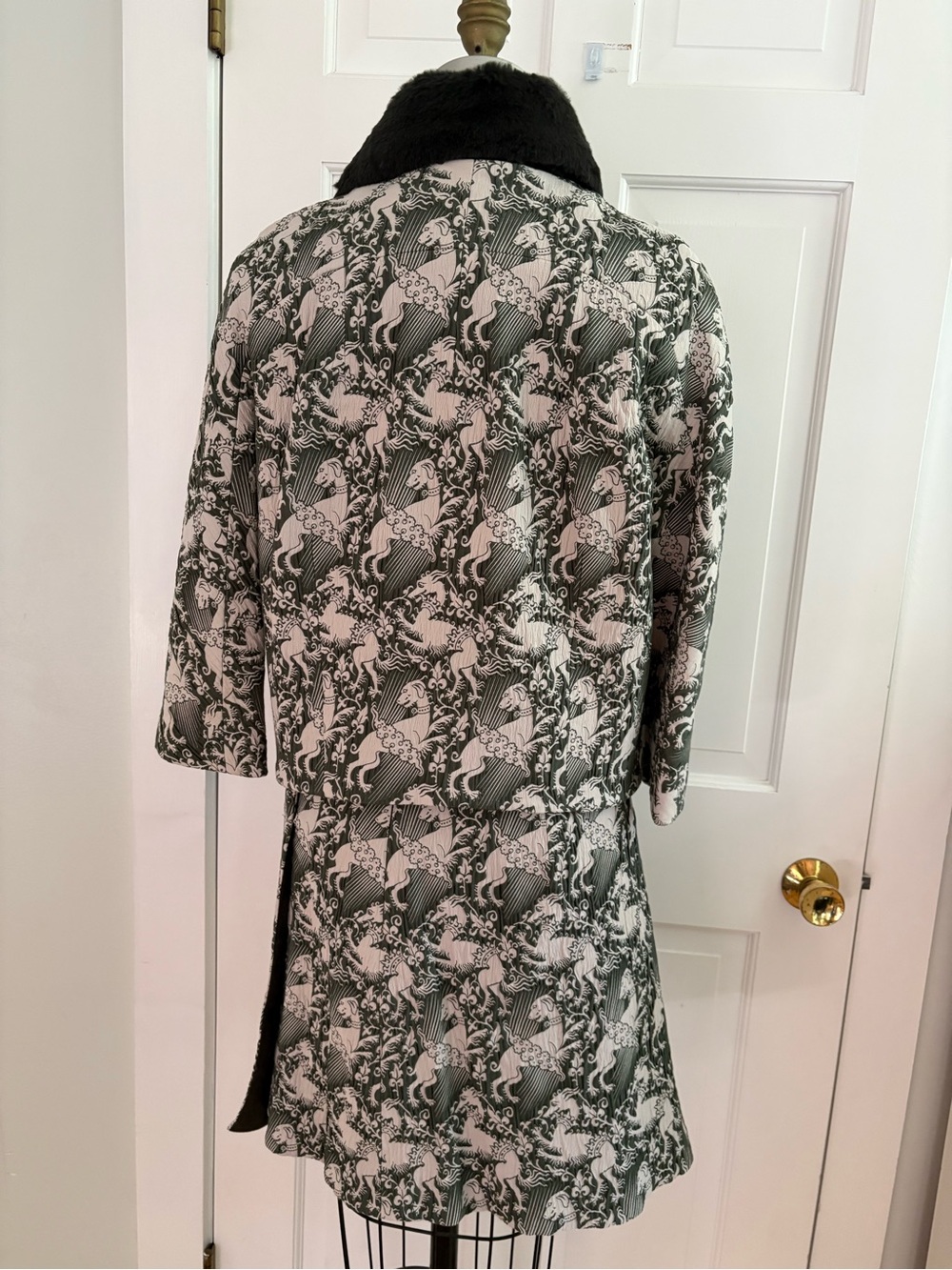 Tory Burch Green and White print Jacket with Dark faux fur collar and mini skirt - Picture 2 of 13